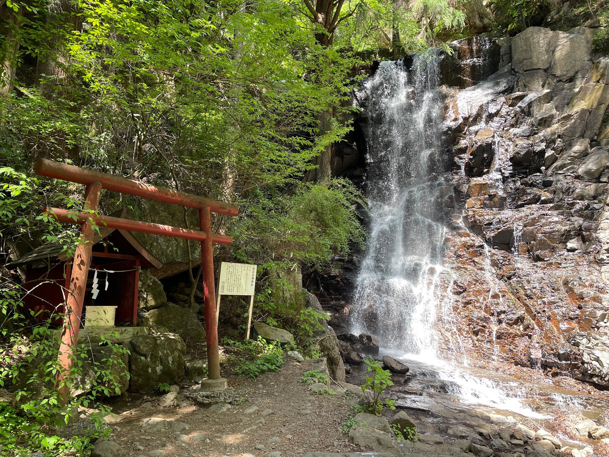 Haha-no-Shirataki Waterfall