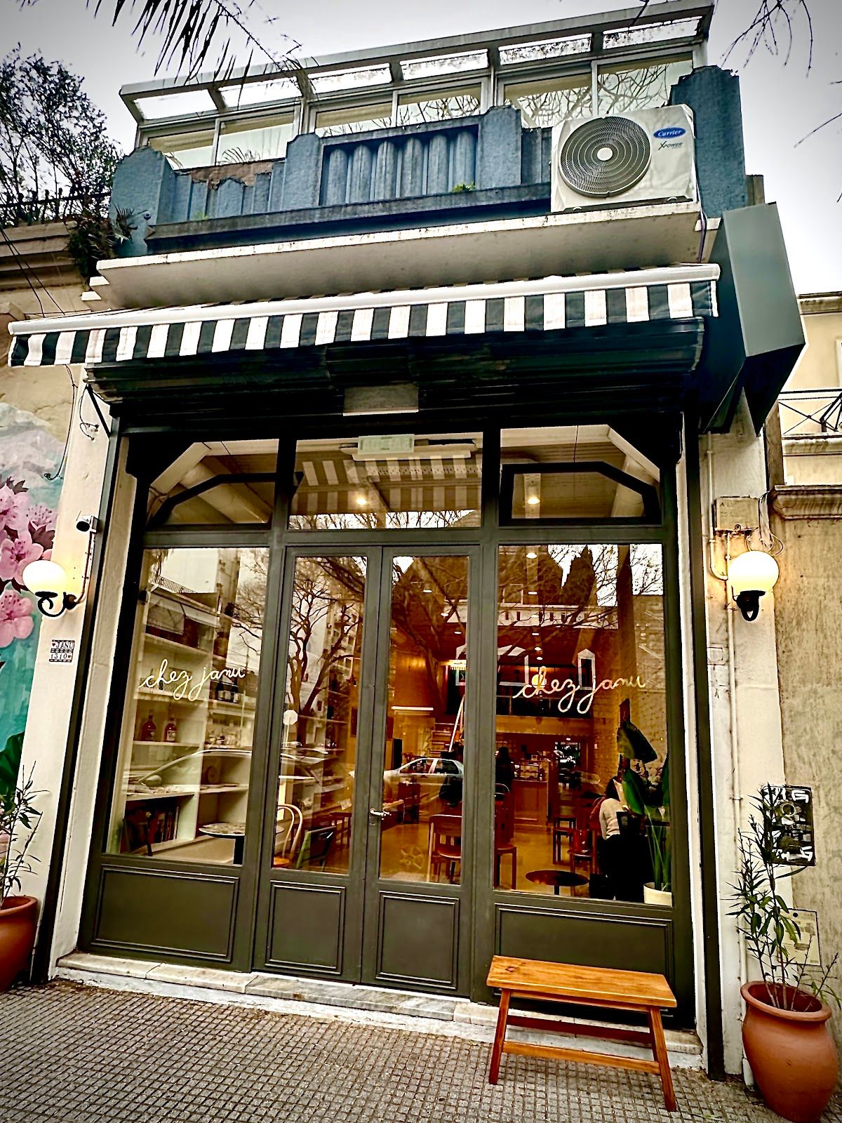 Chez Janu