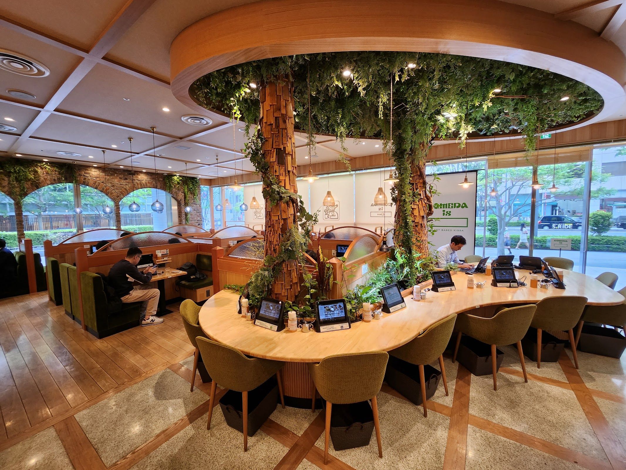 KOMEDA is ☐ higashiginza