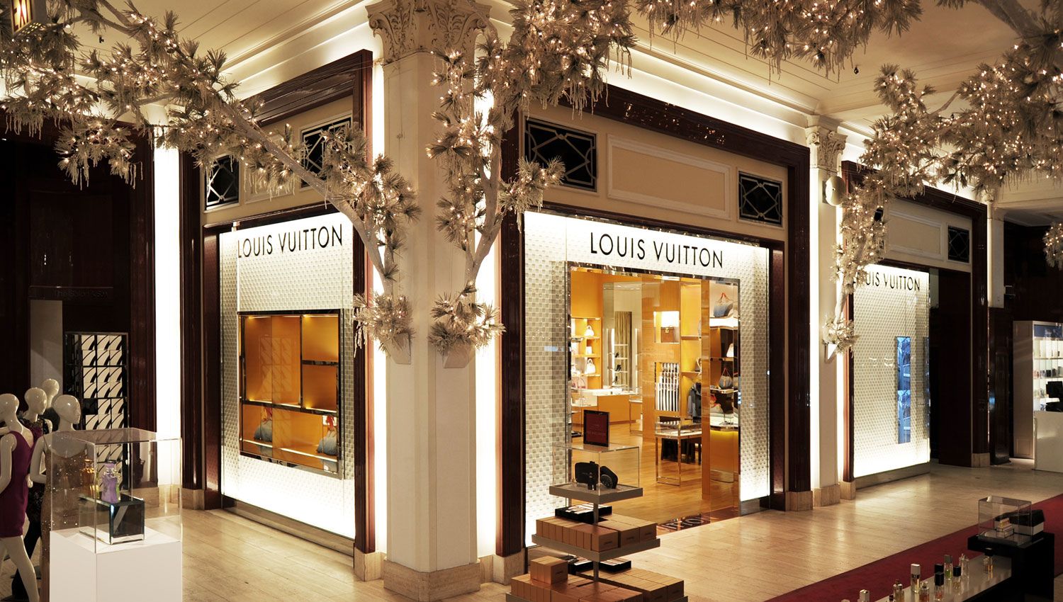 Louis Vuitton New York Saks Fifth Ave